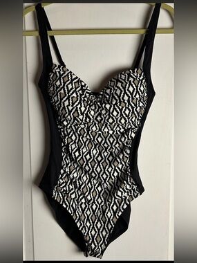 La Blanca Island Goddess One Piece Swimsuit Geometric Pattern Tummy Control